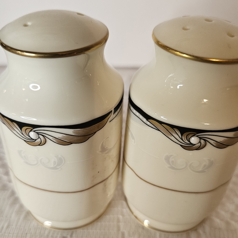 Nortitake Sunswept pattern 9781 Bone China Japan 1990s Salt And Pepper Shakers